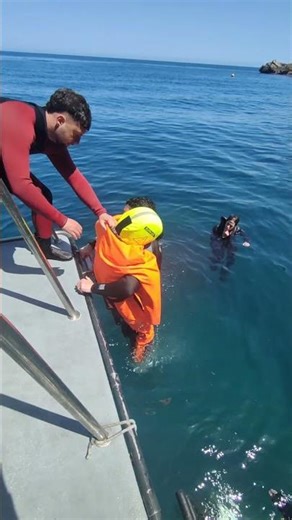 Practicas de rescate acuatico con subida a la embarcacion