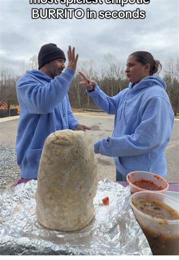 Yes the sauces matter 😍 #chiptole #burrito #rockpaperscissors #husbandwife #foodchallege
