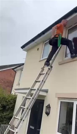 #windowcleaner #windowcleaning #traditional #work #ladder