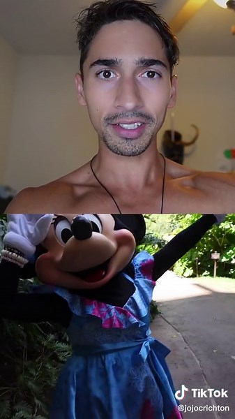 Minnie Mouse Kiss Moment at Disney's Aulani in Hawaii