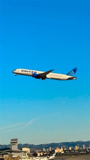 United Airlines on Instagram: "...aaaaaand Team Window Seat rests its case. 🪟💺🧑‍⚖️ #AirplaneMode #UnitedAirlines #WindowSeat #Travel"