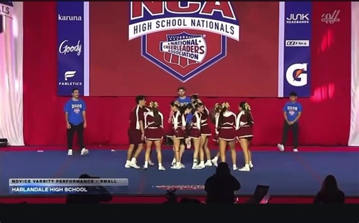 Love this moment ✨🖤 #cheer #highschoolcheer #cheerstunts #cheerleading