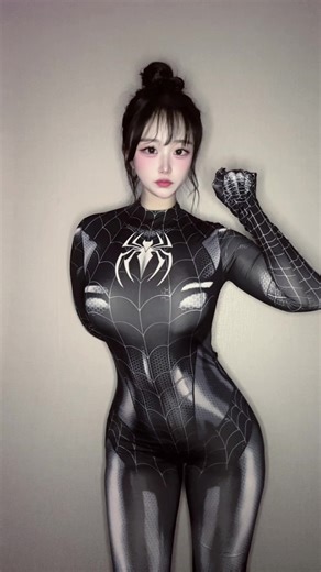 스파이더맨과 스파이더우먼의 만남