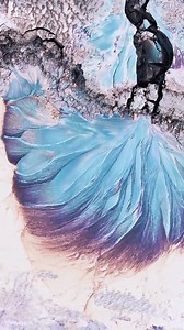 Stunning! A blue fish-tail-shaped tidal pattern appears in the Qiantang River in #Hangzhou, Zhejiang province. The person who filmed it said it was the first time he had ever seen such a sight which is very rare. | T-Time HK