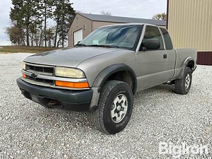 2001 Chevrolet S10 4x4 Extended Cab Pickup | Transportation