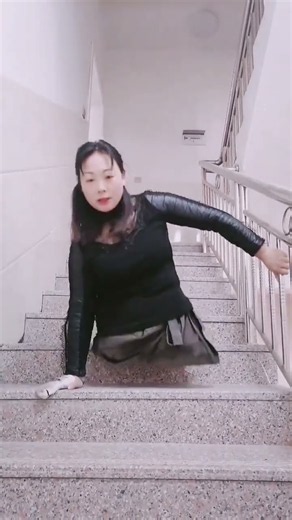 Jojo DAK amputee going down stairs without legs