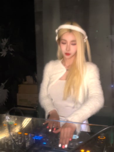 DJ이나: 매력적인 분위기와 음악의 여신