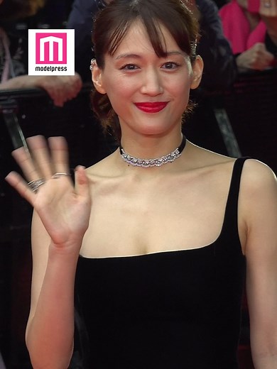 綾瀬はるか 黒キャミドレスで美谷間輝く✨️高画質写真は記事にて公開中📸