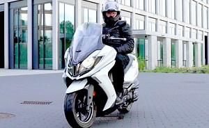Kymco Downtown 125i. Test maksi skutera. Komfortowy mieszczuch bez kompleksów