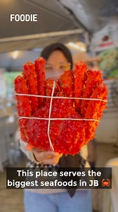 Roll up your sleeves, dig in with your hands and enjoy the freshest flavors from the sea at Restoran Membawang KING CRAB JB 🦀🔥 Available for dine-in, takeaway or delivery around Johor Bahru area 🛵 📍Jalan Lurah 18, Kawasan Kempas Lurah, 81200 Johor Bahru, Johor ⏰ 3 PM - 11:30 PM (Opens Daily) 📱For more info/ reservation: 019-6141371 ✅ Muslim-owned | Johor Foodie