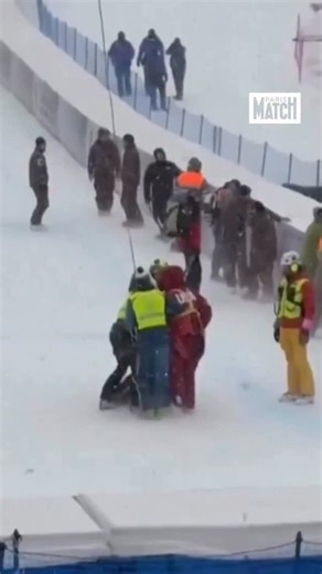 Crans-Montana : Lindsey Vonn héliportée après une lourde chute 🚨🎿 Lors de la dernière descente de la Coupe du monde de ski alpin ce vendredi, à une semaine des Jeux olympiques d’hiver de Milan-Cortina 2026, la skieuse américaine de 41 ans a perdu le contrôle après un saut dans des conditions de piste difficiles (neige et faible visibilité) et a heurté les filets de sécurité. Malgré la douleur au genou gauche, elle a réussi à terminer la descente sur ses skis avant d’être transportée par hélico