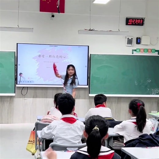 Bringing #PekingOpera into the class A post-90s music teacher explains the art of Peking Opera to her students. To make the lesson more vivid and engaging, she performs spear dancing, allowing students to experience the charm of this traditional Chinese culture up close. #chinaculture #teacher #opera (Cr.73522371658) | T-Time HK