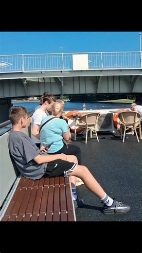 UNSTOPPABLE_FUN on Instagram: "FOLLOW ❤️‍🩹... 本利用压电瓷砖将脚步转化为电能。这些瓷砖捕捉来自你脚步的动能。当你行走时,你的重量和动作会对瓷砖产生压力。瓷砖会轻微弯曲,从而产生机械应力。瓷砖内部的压电材料将这种应力转化为电能。每一步都会产生少量电荷,而数百万步结合在一起就能产生足够的电力来驱动LED灯、数字显示屏和传感器。在像涩谷车站这样繁忙的地方,每天大约有240万个脚步为这一系统作出贡献。这些电能可以被储存或立即使用,从而减少对传统电力来源的依赖,并支持可持续的城市基础设施。这种方法将日常运动转化为实用的可再生能源#日本#知识#事实..."