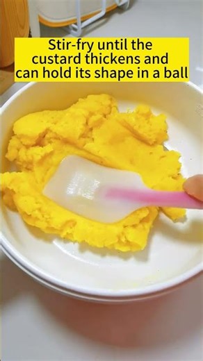 Egg Custard Buns (Nai Wong Bao)