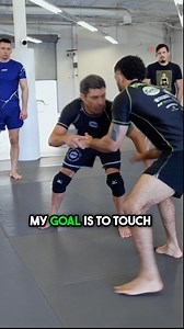 Here’s a fun way to warm up! 🤼‍♂️ The knee tap game builds good habits for wrestling. The goal is to slap the knee and avoid yourself from getting hit. LOSER does push ups … 🥋 @jflojudo | Legion AJJ - San Diego - HQ