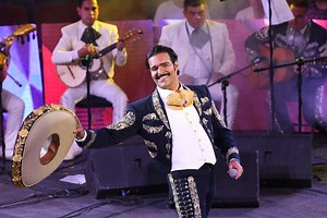 Pablo Montero deleita a su gente desde el Palenque Vicente Fernández