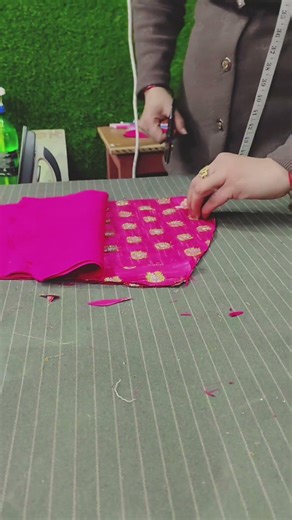 Inner fabric sleeves cutting for a neat and perfect finish✂️🧵#SleevesCutting