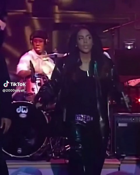 That entrance. 😍✨ #tryagain #aaliyah #icon #walkin