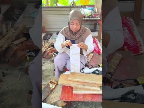 Cuma dari kayu bekas meja dapur jadi rak mie yang cantik