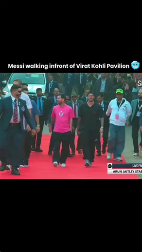 Rust on Instagram: "Coldest moment 🥶 这些瓷砖能够捕捉你脚步产生的动能。当你行走时，你的体重和动作会对瓷砖产生压力。瓷砖会轻微弯曲，产生机械应力。瓷砖内部的压电材料会将这种应力转化为电能。每一步都会产生少量电荷，数百万步加在一起，就能产生足够的电力来驱动 LED 灯、数字显示屏和传感器。在像涩谷车站这样人流密集的地方，每天大约 240 万步都在为这个系统做贡献。这些电力可以储存起来或立即使用，从而减少对传统能源的依赖，并支持可持续的城市基础设施。这种方法把日常的动作转化为实用的可再生能源。#日本 #知识 #事实 #你知道吗 #推荐 #科技 #创新 #历史 #技术 #实验 #热门 #mesii #fyp #lionelmessi #viralreels #viratkohli #trending #trendingreels #explorepage #goviral"