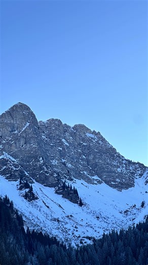 Eglantine Chavanne on Instagram: "ça se passe au lac des Plagnes et c’est possible jusqu’au 4 janvier!! ❄️ pour les patins, tu peux les louer au niveau de l’accrobranche d’Abondance (à 10min en voiture du lac), pour 5,6€ ⛸️ et toi, tu savais que tu pouvais faire ça?👀 #lacdesplagnes #patinoire #patinage #frozenlake"