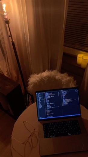 Nicole 🌻 on Instagram: "React Native vs. Flutter 🤓 Personally I will always recommend React Native for beginners and here is why 🥺 1. React Native has a larger community🌻 2. faster development with hot reloading ✨ 3. You get a wider talent pool 🍕 4. Seamless integration with existing projects 🤓 Comment if you dont agree 🙏🏻 Dont forget to subscribe to my youtube channel ✨ this autumn I will provide free and valuable coding tutorials 🌻 Contact me 📝 nicole.programmer@gmail.com Youtube: xn