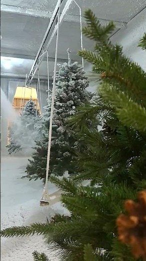 Flocked to the trees from a high place allows the snow to settle more evenly #decor #decoration