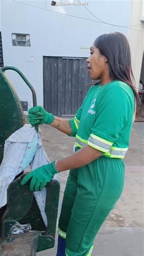 This girl feels ashamed of picking up trash #shortvideo