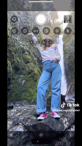 Here is your next creative waterfall photo idea to try 🤗 on iPhone you will use Live Photo. On Android you will use a shutter speed in Pro Mode of roughly 1/25 📱 Pro tip: use a phone tripod for the best result, otherwise stand as still as you can when taking the snap. Your subject also has to be perfectly frozen! With @Jade Chamberlin 🙌 #mobilephotography #mobilephotoideas #creativeideas #waterfall