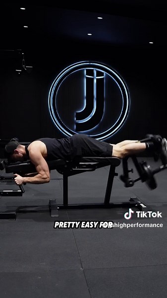 SEND THIS TO YOUR HAMSTRUNG TEAMMATE👇🏼 Too many footballers suffer from hamstring injuries without understanding why. Many players believe hamstrings are most vulnerable when bending over to pick up the ball. While this position does put strain on the hamstrings, it is not the highest risk moment. The majority of hamstring injuries occur when your leg swings forward during a sprint, placing maximum tension on a fully stretched muscle — the point when the hamstring is most vulnerable. To reduce