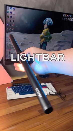 Liberty TGP on Instagram: "Essa luminária realmente é um diferencial enorme pro seu setup 👇🏻 . . - preço varia entre 110-180 reais; - ela é presa por um imã que já vem na caixa; - já usei em monitor curvo sem problemas. . . Tags: #setupgamer #gamer #setup #gamingsetup #setupgaming #pcgaming #gaming #gamingsetups #pcsetup #pcgamer #setupinspiration #pc #setupwars #gamingroom #ps #gamingpc #pcgamingsetup #setups #battlestations #pcsetups #dreamsetup #gamerpc #pcmasterrace #custompcbuild #rgb #se