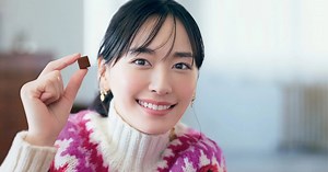 【CM】新垣結衣連續11年代言「Melty Kiss」今年初見共演者雪中對望 (片)