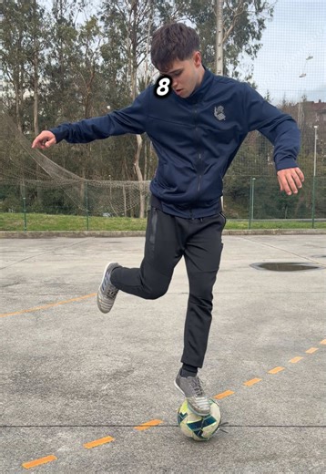 Combo Skill 10 Pasos 🤯 Freestyle Tutorial 🤩 #fyp #tutorials #parati #skills #futsal Sigueme para mas 😉