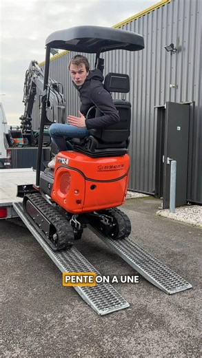 Mini Pelle Rhinoceros on Instagram: "🚨 90 % des erreurs se font au chargement. Remorque, équilibre, stabilité… Charger une mini-pelle, c’est là que tout se joue avant de prendre la route. Dans cette vidéo, on vous montre ce qu’il faut absolument vérifier pour transporter votre machine sereinement, sans stress et sans mauvaise surprise 🚜💨 Du terrain, du concret, du vécu. 👉 À voir avant votre prochain déplacement. #minipelle #chantier #transport #BTP #travaux #securite #protips #RHINOCEROS"