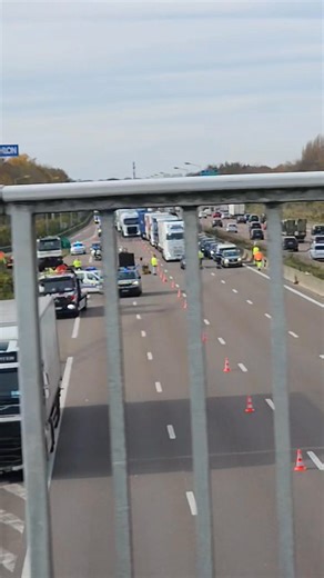 ⚠️ ACCIDENT MORTEL A4 ⚠️ [12h30] Secteur 77 ➡️ Direction Marne la Vallée à hauteur de la sortie Lognes, une Fiat 500 s'est encastrée dans un PL, qui a percuté un 2ème PL, circulation à l'arrêt, A4 saturé en amont, N104 et ville aussi Merci à moi même ~Sam | Info Radar IDF