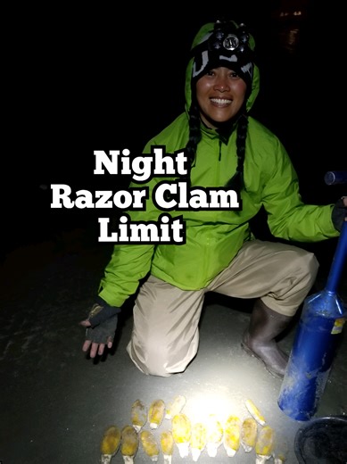 Night razor clamming never gets old. Dig, pull and there’s a clam in the hole! Anyone else love night digs? #razorclams #clamming #pnwlife #beachforaging #outdoorlife