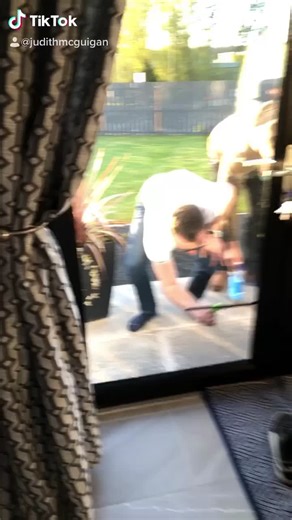 Get your mates to clean the windows while they’re over for a drink #tiktok #foryoupage #viral #whenimcleaningwindows #northernireland #friendshipgoals