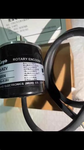 #学习碎片plog 编码器就是个光电开关编码器确实主要分为增量式和绝对式这两大类。它们在原理、数据表现和断电特性上有本质区别： 增量式编码器 它只输出脉冲，不提供绝对位置。它就像一把“米尺”，只能告诉你在当前基础上走了多远、多快，但不知道“现在在哪”。 关键弱点：断电后归零。一旦设备重启，必须回到物理原点（回零）重新校准，否则位置会乱。绝对式编码器 它输出唯一数字编码（如二进制