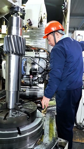 Large gear shaft, calibration of the reference surface before grinding teeth #gear #gearshaft