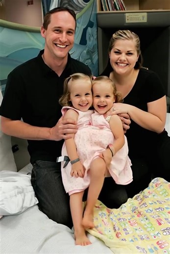 The conjoined twins were separated after a complex surgery. See what they look like 19 years later. The twins were born with a shared body and shared some organs. At the age of 4, with their parents’ consent, they underwent a complex separation surgery, although the doctors gave no guarantees of a successful outcome. The surgery lasted about 26 hours.😓😓 This was the first case in which doctors separated twins with shared organs. The surgery was successful, and the girls began to recover. Unfor