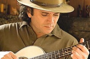 Almir Sater canta sucessos no Teatro Marista, em Maringá