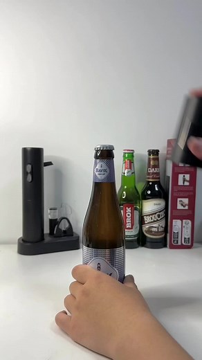 The new era of 10s bottle opening has arrived! 🍻Solving the problem of stubborn bottle caps, allowing you to enjoy your drinks worry-free#bottleopener #EasyDrinking #enjoylife #summer #winetiktok🍷