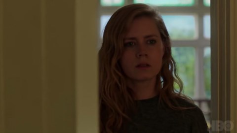 Sharp Objects - longue bande-annonce de la série HBO (VO)