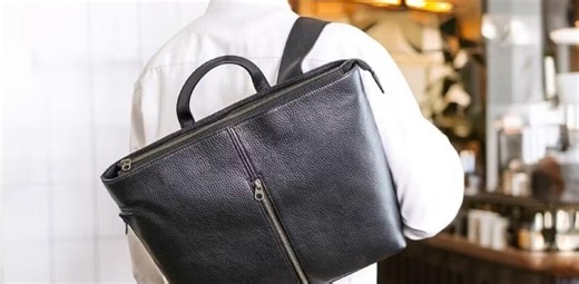 PCもA4も入るのに、膝の上で邪魔にならない。この｢絶妙サイズ｣のレザーリュック、通勤の最適解だ