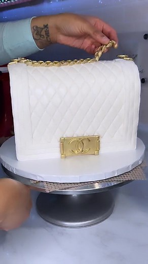 White & Gold Chanel Purse Cake🤍✨ How cool would it be to do a collab with a high end brand like Chanel? Heaven SENT! OKAY! Let me keep dreaming 🤍 ~ #cake #cakes #cakedesign #cakedecorating #birthdaycake #fondantcake #birthdaycakeideas #cakeinspiration #cakeidea #chanelpurse #chanelpursecake #chanelcake #throwback #cakeart #cakevideo #cakeartist #cakedecorating #cakedecoratingvideos #chanel #pursecake