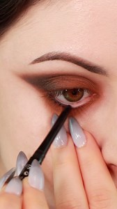 689K views · 4.5K reactions | easiest way to get a smoky eyeshadow look ️ these liquid eyeshadows are from melt cosmetics! ••• #eyemakeuptutorial #eyeshadowtutorial #eyeshadow #makeuptutorial tips hacks trends makeup eyeshadow tutorial blending easy #makeuptips #makeuphacks #smokyeyes #eyeshadowlook #eyemakeup | Giulianna Maria | Facebook