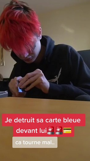 Je detruit sa carte bancaire devant lui. (il a trop la rage) #azulek #azoulek #azuleketlacagoule #foryou #pourtoi #fyp #pourtoii #prank