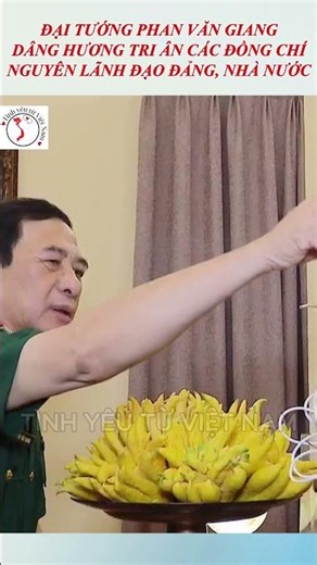 General Phan Van Giang pays tribute to former leaders of the Party, State, and Military.