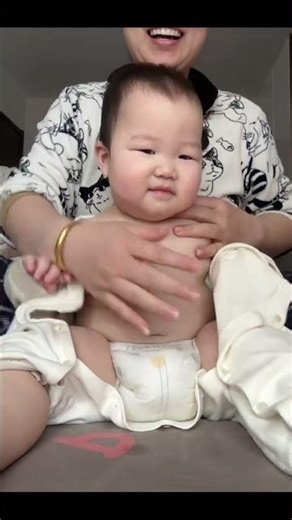 Cute Baby: Discovering White Things for the First Time! 🎉 BabyExploration NewMomLife