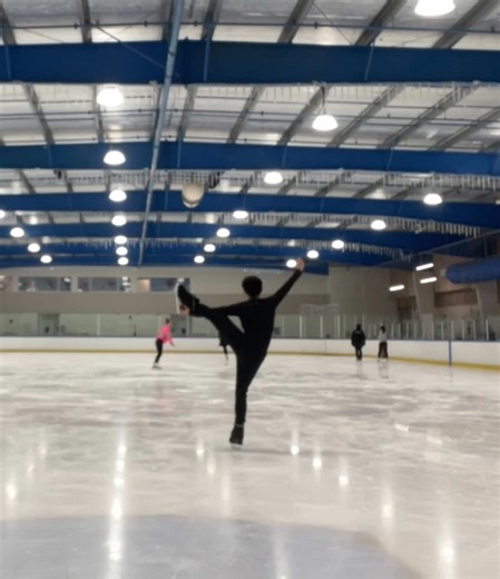 Dreamin that I will be doing a y spin someday #figureskating #yspiral #figureskater #iceskating
